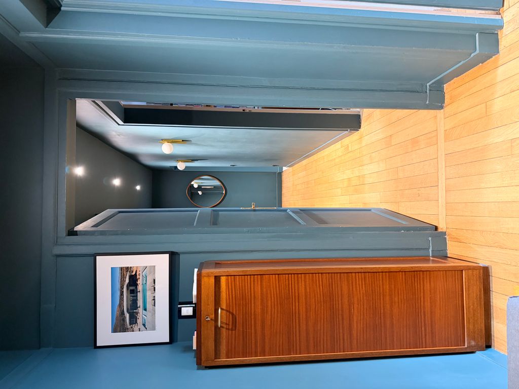 Photo cabinet 1